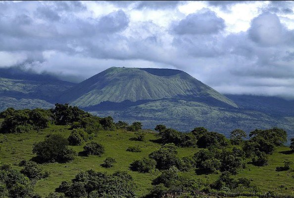 12 Daftar Gunung Tertinggi di Indonesia Beserta Ketinggiannya