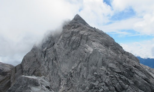 12 Daftar Gunung Tertinggi di Indonesia Beserta Ketinggiannya